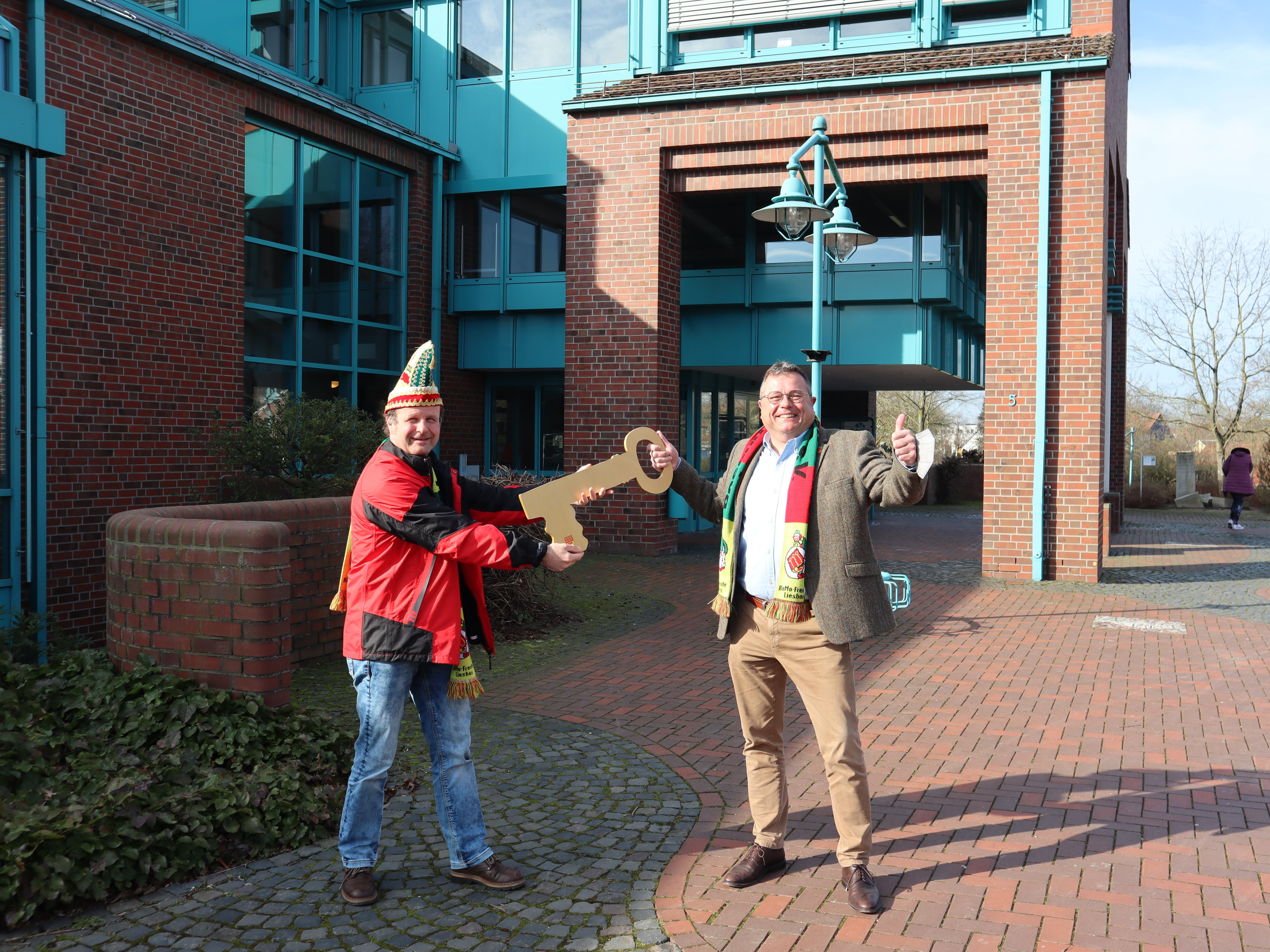 Die Liesborner Rosenmontagsfreunde gaben den symbolischen Rathausschlüssel zurück an Bürgermeister Christian Thegelkamp.