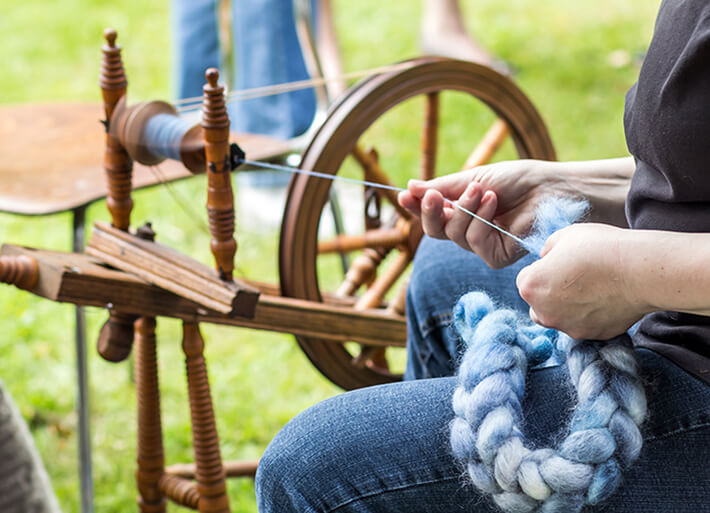 Handwerkstag - Arbeiten am Spinnrad auf den Handwerkstagen in Liesborn